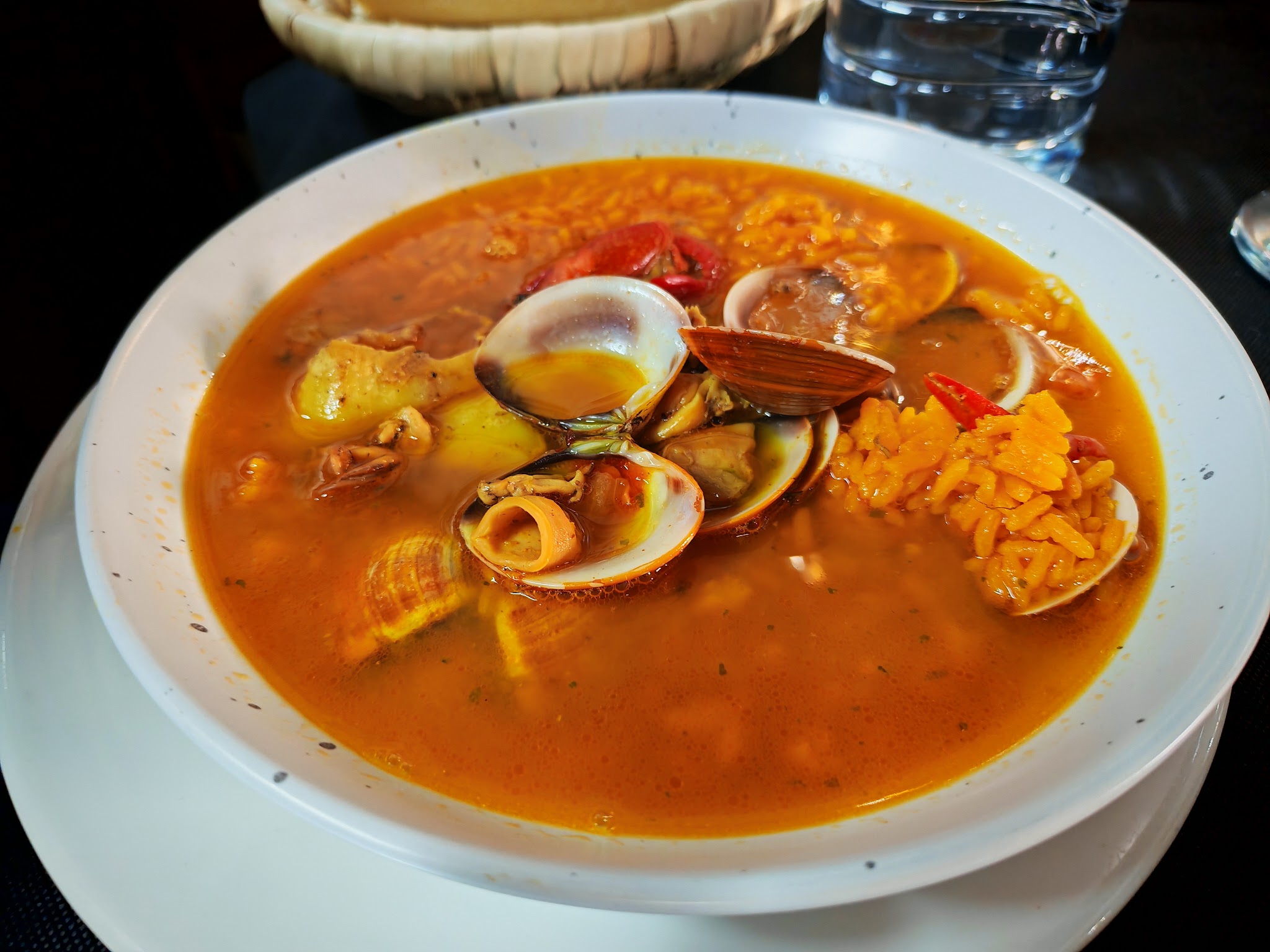 Arroz marinero con almejas, mejillones y langostinos