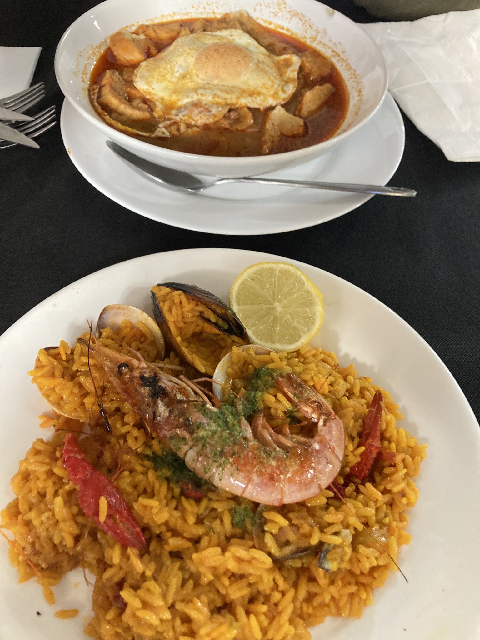 Paella con langostinos y mejillones
