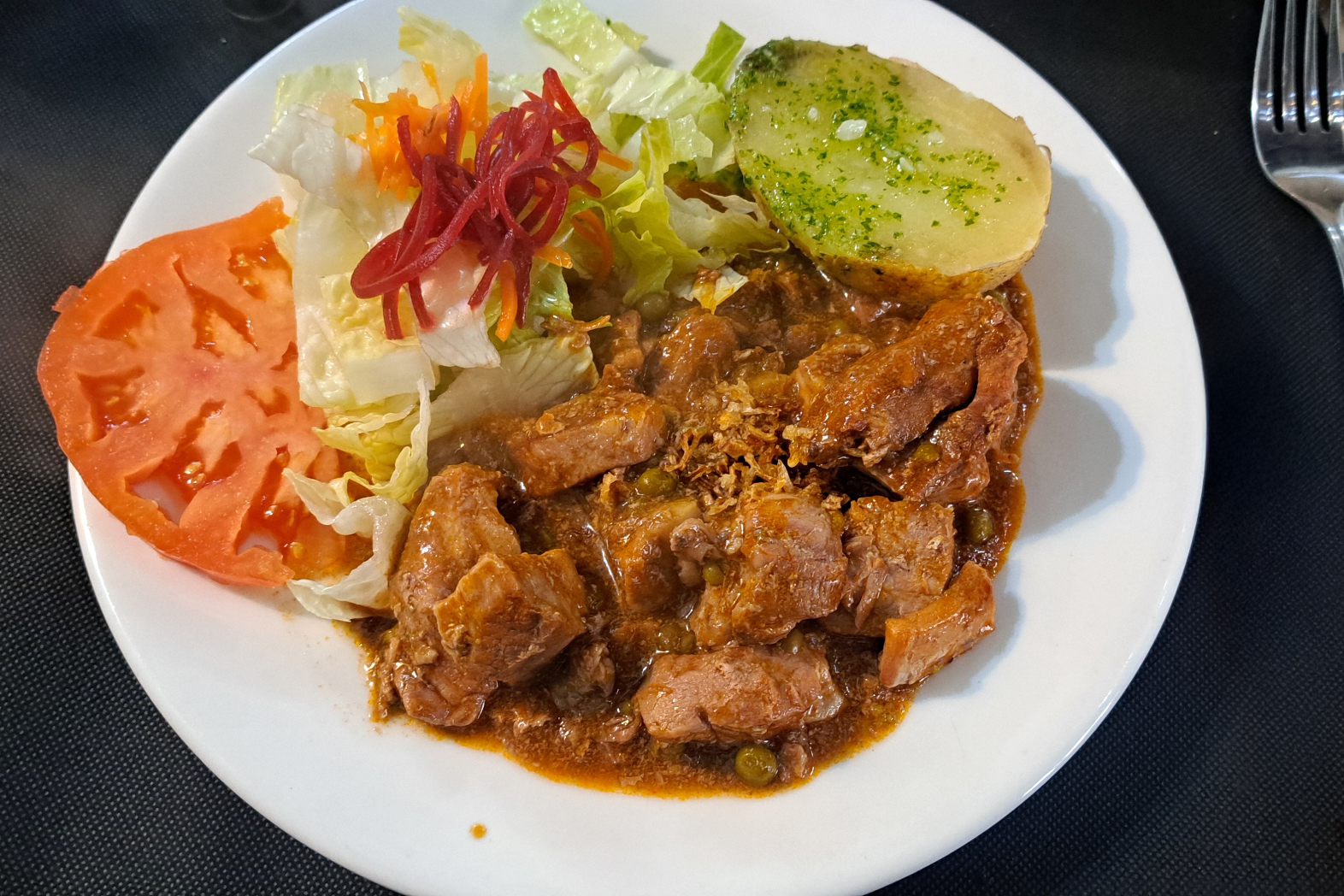 Carcamusas: carne guisada en tomate con guarnición