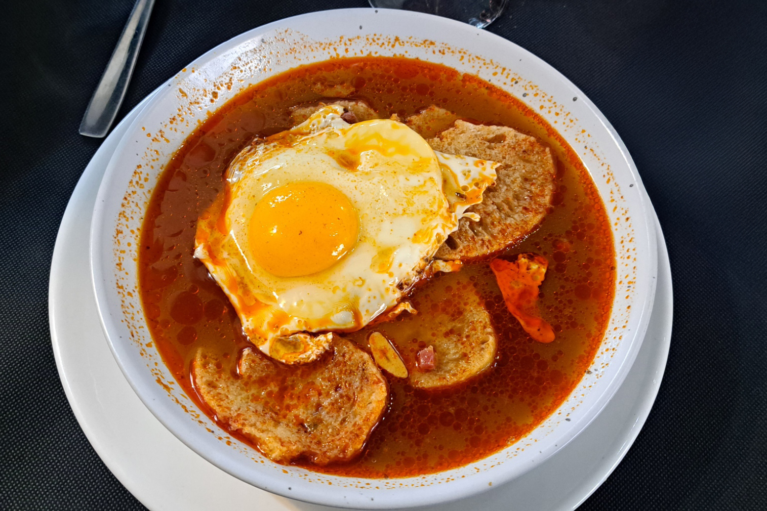 Sopa castellana con pan y huevo