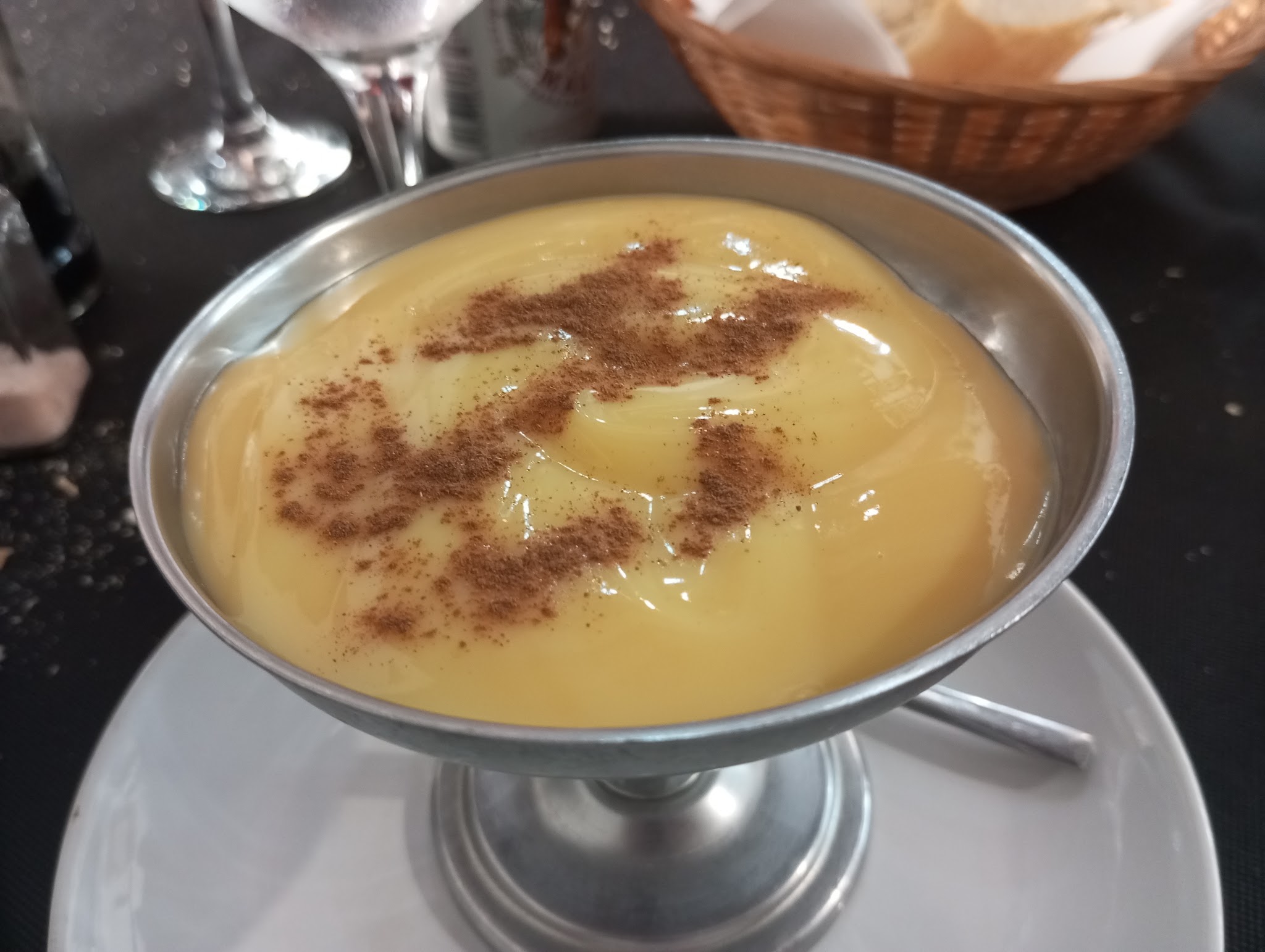 Postre casero servido en copa
