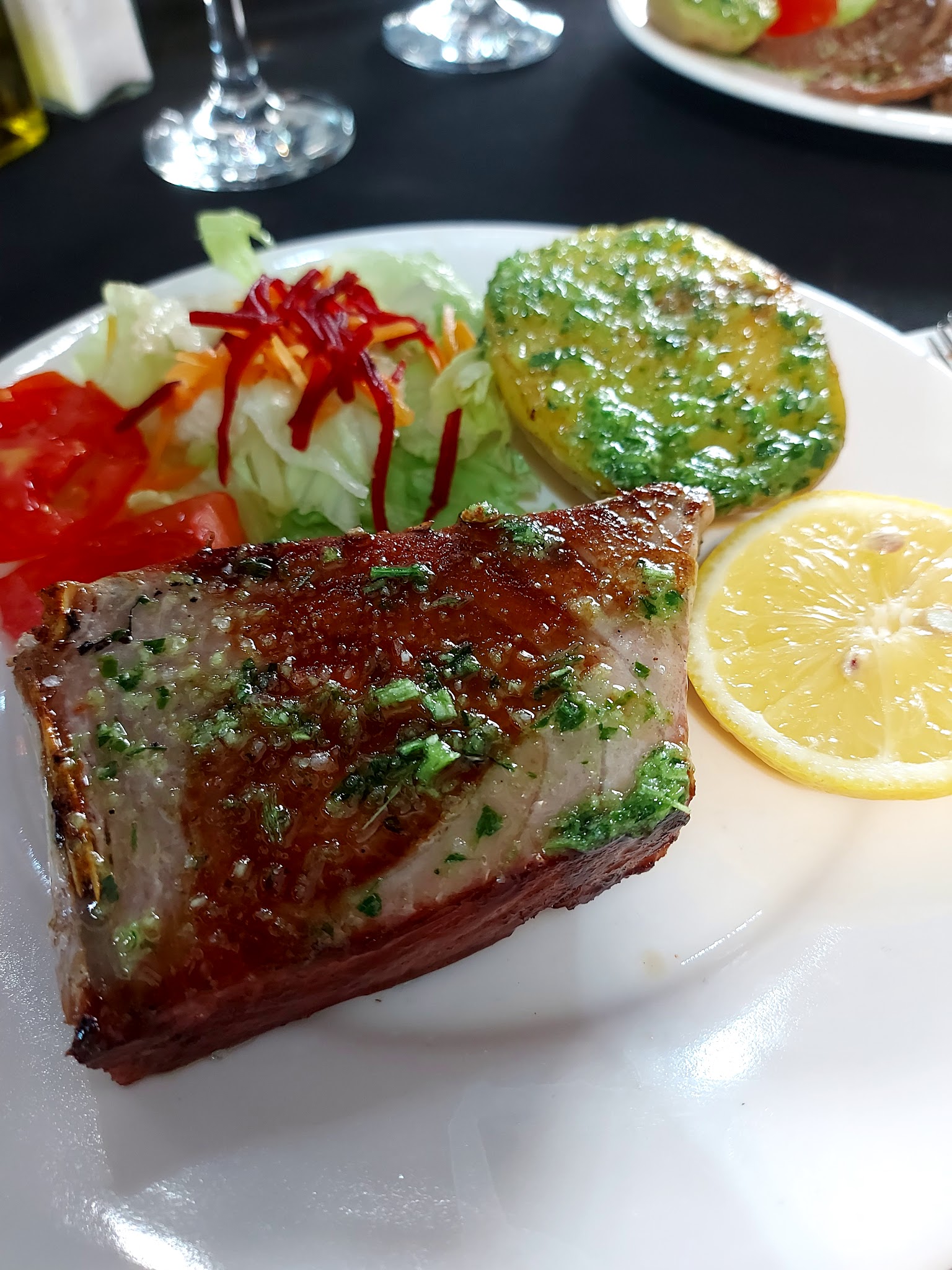 Lomo de pescado con guarnición y limón