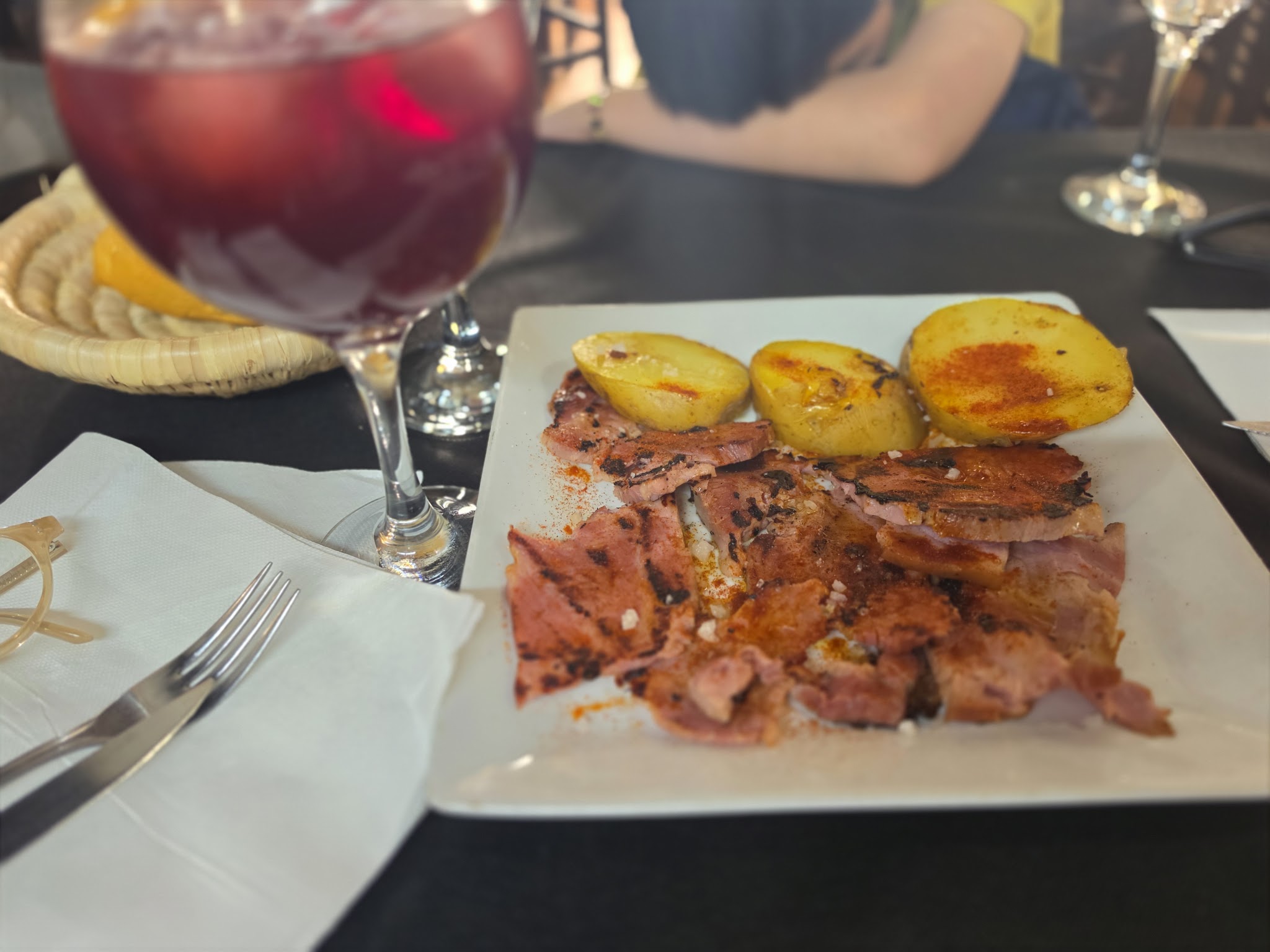Codillo al horno cortado, con patatas