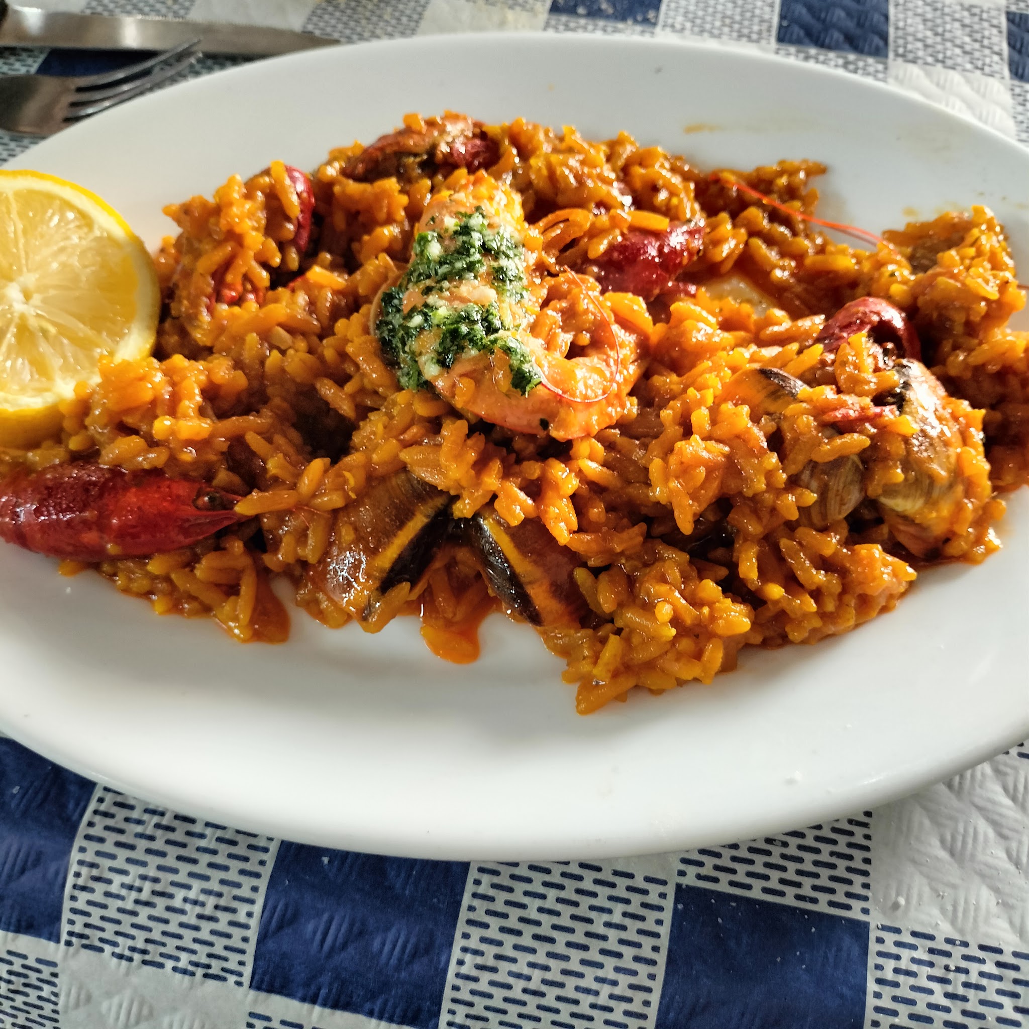 Arroz con marisco recién servido