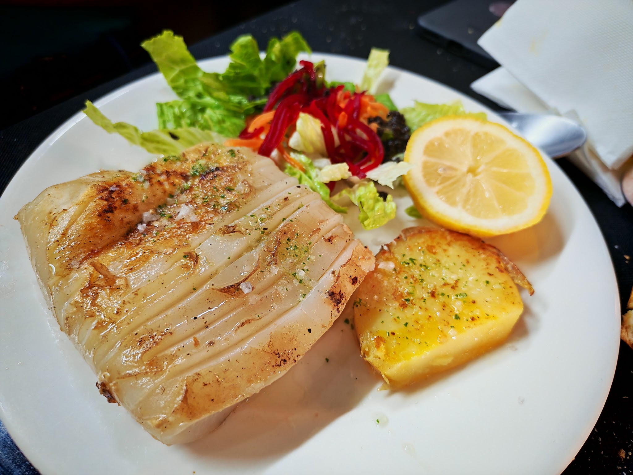Merluza con ensalada y patata