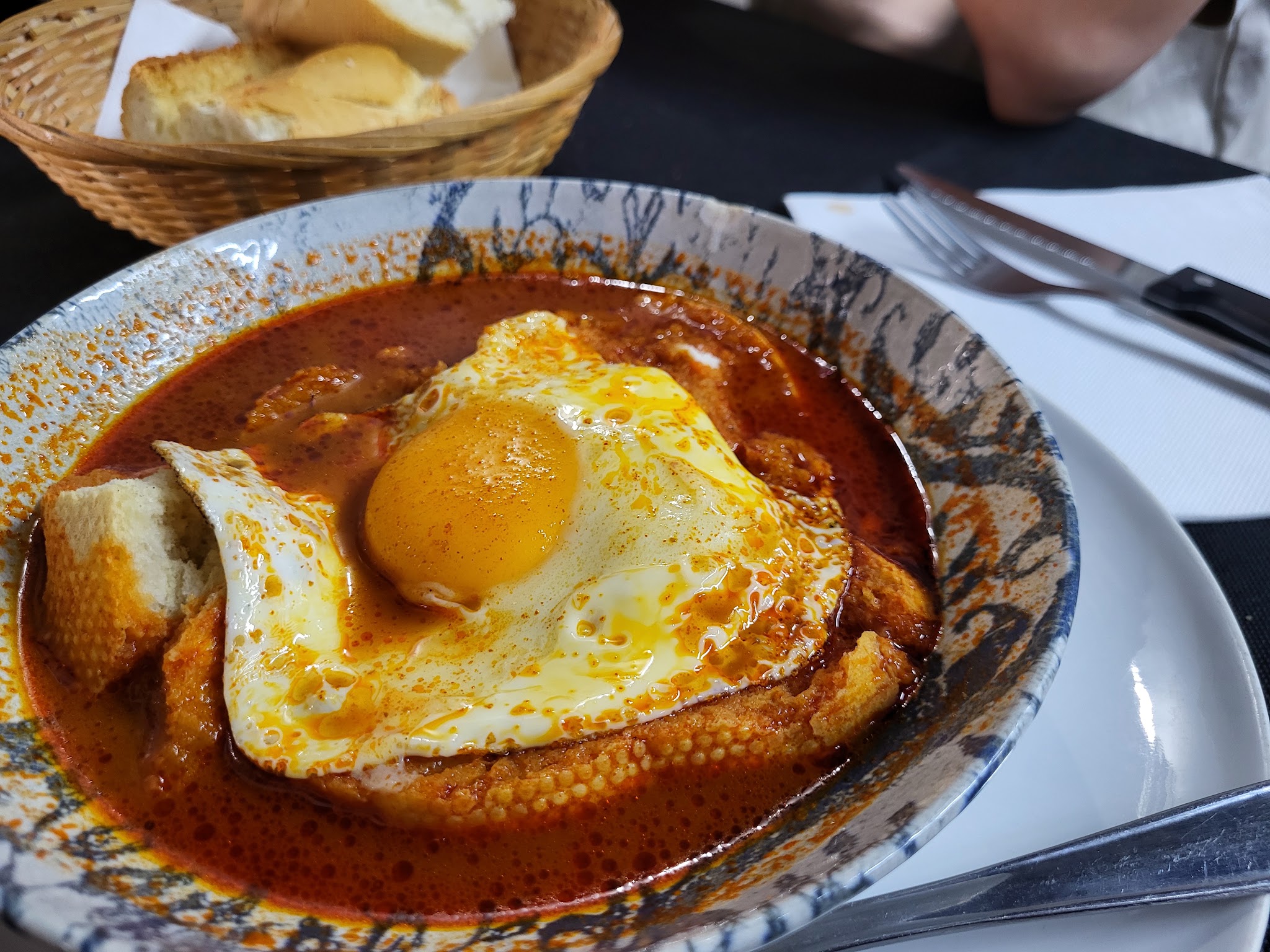Sopa castellana servida en cazuela
