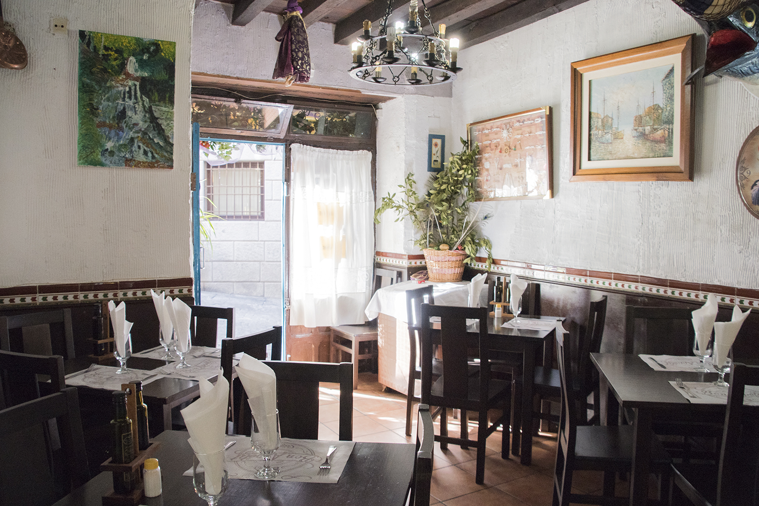 Comedor de la taberna con mesas preparadas