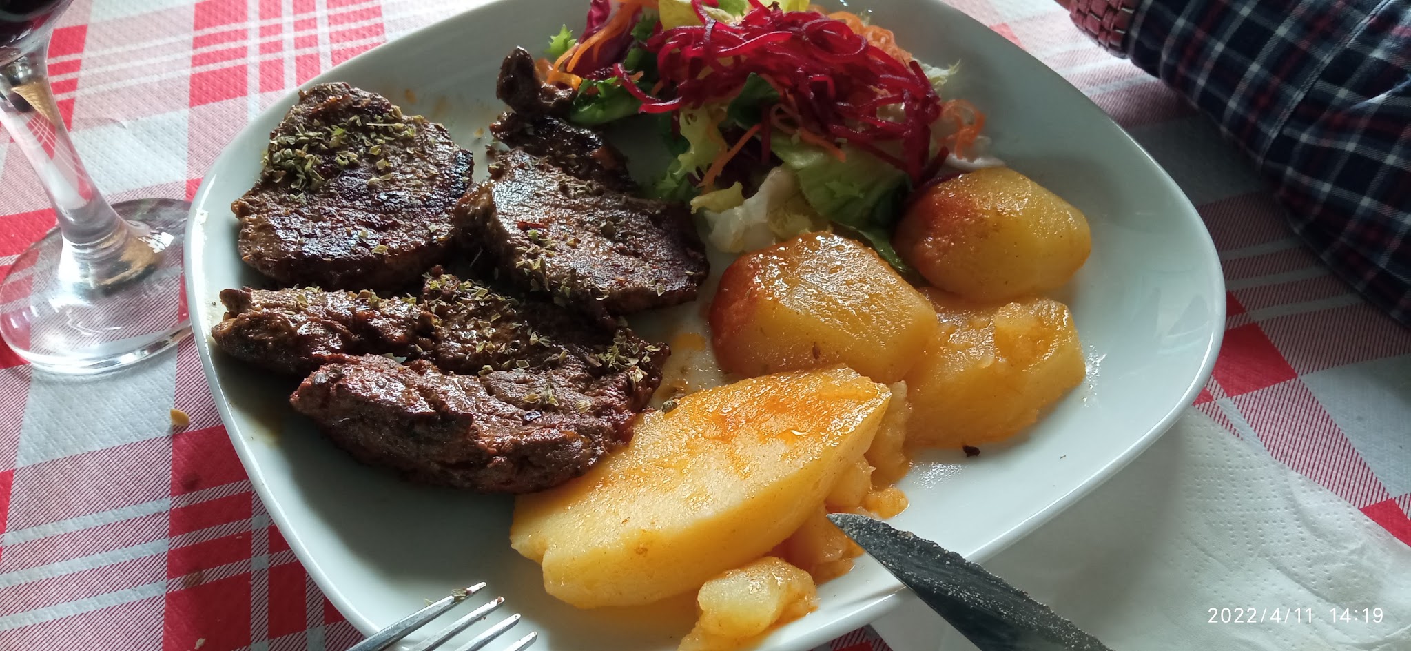 Carne asada con patatas panadera